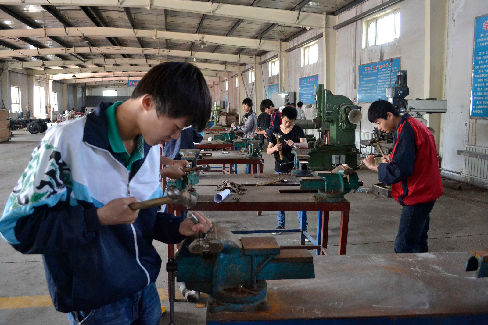 1558412867488008.jpg 机电专业学生进行钳工练习.jpg