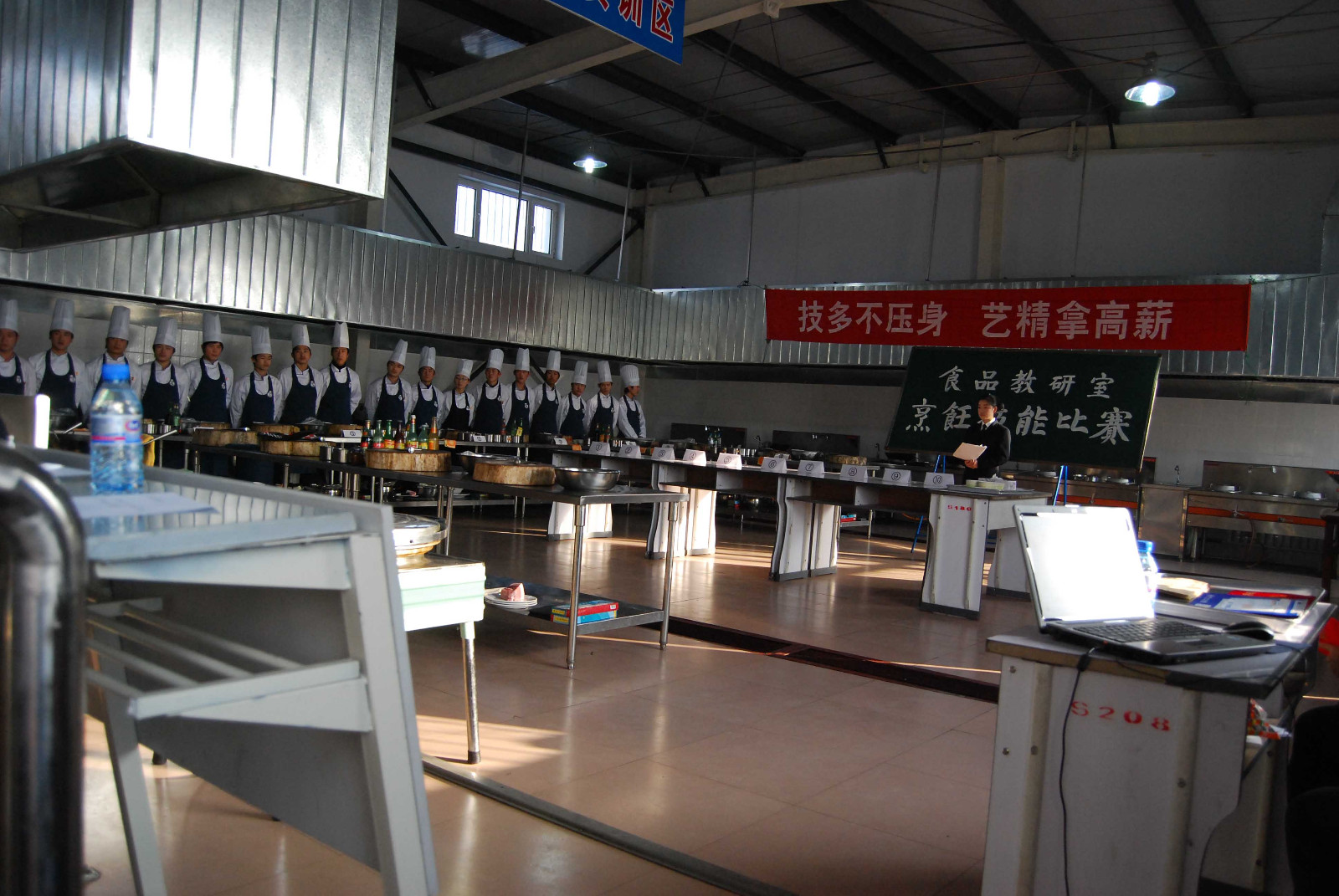 1558414009395720.jpg 食品生物工艺学生校内烹饪比赛.jpg