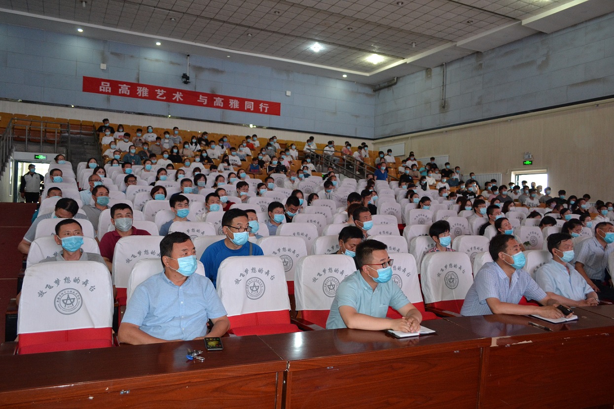 1591534507756158.jpg 03师生严格按照防疫要求落座,认真听取报告.JPG