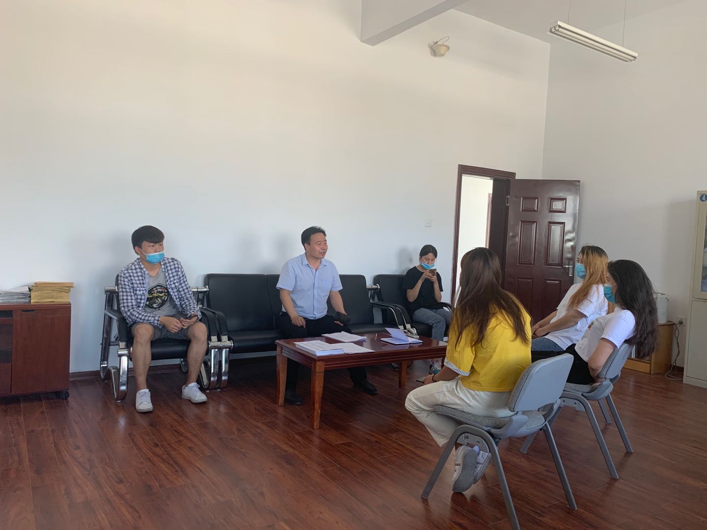 1591869380889791.jpg 04-2教职工与学生座谈.jpg